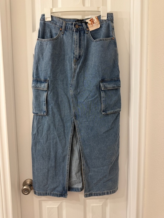 Sincerly Jules Dresses & Skirts - Sincerely Jules Denim Cargo Midi Skirt NWT Size 5/26
